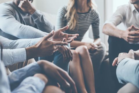 Einige Personen sitzen im Kreis im Rahmen einer Gruppentherapie zu Burn-out