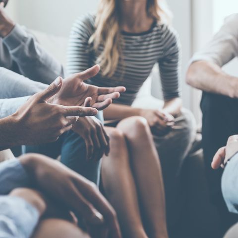 Einige Personen sitzen im Kreis im Rahmen einer Gruppentherapie zu Burn-out
