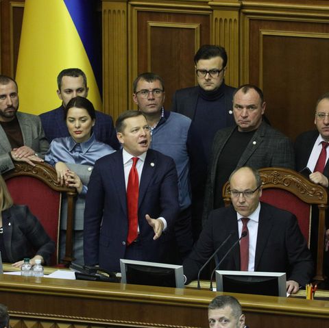News des Tages: Ukrainisches Parlament stimmt 30-tägigem Kriegsrecht zu