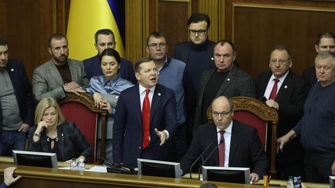 News des Tages: Ukrainisches Parlament stimmt 30-tägigem Kriegsrecht zu