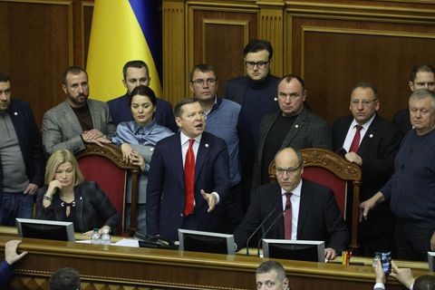 News des Tages: Ukrainisches Parlament stimmt 30-tägigem Kriegsrecht zu