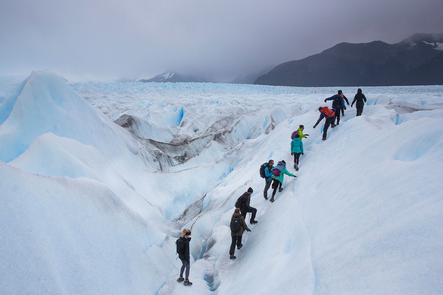 Wanderer auf dem Gletscher Perito Moreno bei El Calafate im Süden Argentiniens