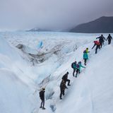 Wanderer auf dem Gletscher Perito Moreno bei El Calafate im Süden Argentiniens