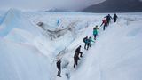 Wanderer auf dem Gletscher Perito Moreno bei El Calafate im Süden Argentiniens