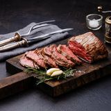 Steak satt, bitte! Mit diesem Abo gar kein Problem. Wer seinem Beschenkten etwas wirklich Gutes tun will, schenkt ein Steak-Abo. Das kostet zwar etwas, aber macht sicherlich sehr glücklich. Los geht's mit rund 660 Euro für das Basic-Paket. Geliefert wird jeden Monat. Und satt wird garantiert die gesamte Familie. Hier kann man das Steak-Abo bestellen.