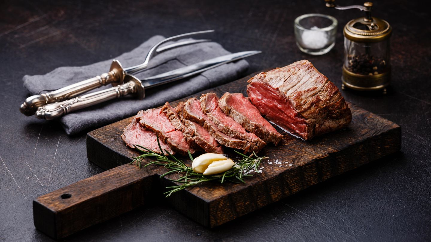 Steak satt, bitte! Mit diesem Abo gar kein Problem. Wer seinem Beschenkten etwas wirklich Gutes tun will, schenkt ein Steak-Abo. Das kostet zwar etwas, aber macht sicherlich sehr glücklich. Los geht's mit rund 660 Euro für das Basic-Paket. Geliefert wird jeden Monat. Und satt wird garantiert die gesamte Familie. Hier kann man das Steak-Abo bestellen.