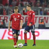 Vier Spieler des FC Bayern München stehen nach dem 3:3 gegen Fortuna Düsseldorf enttäuscht auf dem Platz