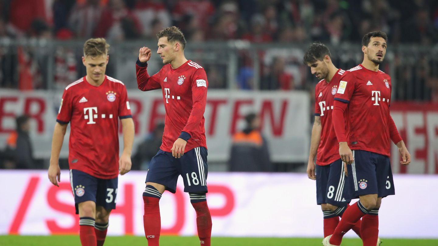 Vier Spieler des FC Bayern München stehen nach dem 3:3 gegen Fortuna Düsseldorf enttäuscht auf dem Platz