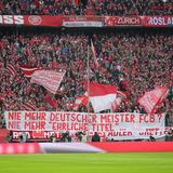 Am Bayern-Fanblock hängt ein Banner mit "Nie mehr Deutscher Meister FCB?"