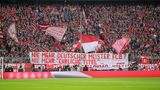 Am Bayern-Fanblock hängt ein Banner mit "Nie mehr Deutscher Meister FCB?"