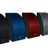 Block SB-200  Manchmal passt der Name des Firmengründers so gut zu seinem Produkt, das beide kombiniert eine Marke ergeben. Bei Eugen Block hat das 1968 mit dem "Block House" geklappt und mit dem audiophilen Michael Block nun ebenfalls: der Audioblock. Das auf Streaming spezialisierte Unternehmen aus Hude nahe Oldenburg bietet unter anderem das Multiroomsystem CVR-100 MKII mit den passenden Lautsprechern SB-200 an. DAB+ kann das Gerät auch, aber das ist Nebensache. Die Klangqualität spielt in der Oberliga. Der Preis allerdings auch. Für die Basisstation werden gut 1000 verlangt, für jede Box knapp 700 Euro. Dafür haben die SB-200-Speaker aber auch eine Vollausstattung und sind angesteuert über eine App  eigenständige Soundanlagen. Ein wenig Sonos aus Deutschland sozusagen.