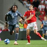 Renato Sanches rennt mit Ball seinem Gegenspieler von Benfica Lissabon davon