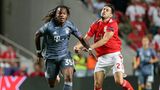 Renato Sanches rennt mit Ball seinem Gegenspieler von Benfica Lissabon davon