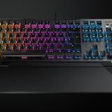 Roccat Vulcan 120 Aimo - Das Lichtschwert unter den Tastaturen  Tastaturen zählen wahrscheinlich zu den Produkten mit dem niedrigsten "Sexy-Faktor". Jetzt gibt eine Ausnahme: Die Vulcan Aimo von Roccat. Die mechanischen Tasten liegen frei auf dem dünnen Gehäuse aus gebürstetem Aluminium und jede einzelne von ihnen kann in einer eigenen Farbe strahlen. Mit 16,8 Millionen Farben ist die Auswahl groß genug für jede Form von Lichtspielen im halbdunklen Gamerzimmer.  Die Lichter sind jedoch mehr als reiner Showeffekt. Gamer können zum Beispiel die im Spiel verwendeten Tasten farblich hervorheben und das Schema als Profil abspeichern. Die Leuchttasten sind eine Eigenentwicklung des Hamburger Unternehmens. Als ehemaliger Profigamer weiß Firmengründer Rene Korte, welche Hardware Gamer wünschen. Preis: rund 150 Euro