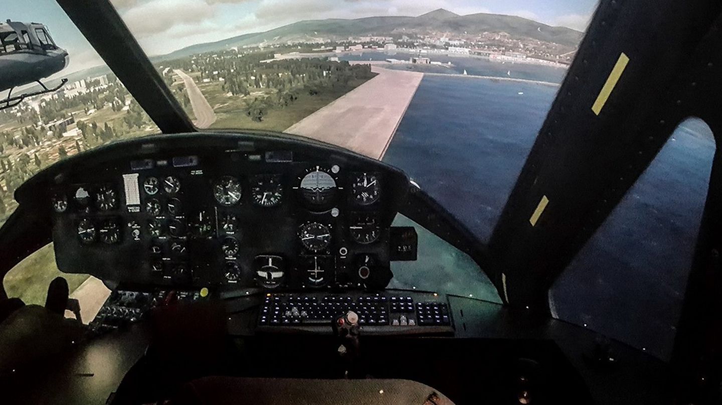 Simpit - die Gamergrube für Simulatorfans  Immersion ist der heilige Gral der Computerspieler. Nicht vor dem Monitor hockend einen Helikopter oder ein Raumschiff steuern, sondern gefühlt tatsächlich im Cockpit sitzen. Zwei Möglichkeiten bieten sich da an: VR-Brillen von Oculus und HTC. Oder der Simpit von Simpit-Technologies aus Neuseeland. Der Simpit ist eine Leinwand, die den Spieler je nach Modell 180 oder 270 Grad umgibt. Das Bild des Spiels strahlen drei Full-HD-Projektoren auf eine spezielle Leinwand, die auch Schwarztöne hervorheben kann. Der Spieler thront in der Mitte und ist im Wortsinn von der Simulation umgeben. Mehr Mittendrin geht nicht. Mehr Kosten allerdings auch nicht. Für das günstigste Modell  werden umgerechnet 800 Euro verlangt, wobei die Projektoren noch hinzu kommen. Für die 270-Grad-Variante werden rund 2000 Euro aufgerufen - ebenfalls ohne Projektoren. Außerdem: Solche Auflösungen schaffen nur hochgezüchtete Gaming-PC ab 2000 Euro aufwärts. Sollte das Konto danach noch nicht leergeräumt sein, empfehlen wir als passenden Joystick samt Schubhebel den Thrustmaster Warthog für rund 400 Euro und die passenden Seitenruderpedale MFG Crosswind für gut 300 Euro. 