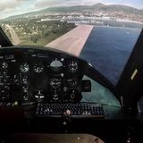 Simpit - die Gamergrube für Simulatorfans  Immersion ist der heilige Gral der Computerspieler. Nicht vor dem Monitor hockend einen Helikopter oder ein Raumschiff steuern, sondern gefühlt tatsächlich im Cockpit sitzen. Zwei Möglichkeiten bieten sich da an: VR-Brillen von Oculus und HTC. Oder der Simpit von Simpit-Technologies aus Neuseeland. Der Simpit ist eine Leinwand, die den Spieler je nach Modell 180 oder 270 Grad umgibt. Das Bild des Spiels strahlen drei Full-HD-Projektoren auf eine spezielle Leinwand, die auch Schwarztöne hervorheben kann. Der Spieler thront in der Mitte und ist im Wortsinn von der Simulation umgeben. Mehr Mittendrin geht nicht. Mehr Kosten allerdings auch nicht. Für das günstigste Modell  werden umgerechnet 800 Euro verlangt, wobei die Projektoren noch hinzu kommen. Für die 270-Grad-Variante werden rund 2000 Euro aufgerufen - ebenfalls ohne Projektoren. Außerdem: Solche Auflösungen schaffen nur hochgezüchtete Gaming-PC ab 2000 Euro aufwärts. Sollte das Konto danach noch nicht leergeräumt sein, empfehlen wir als passenden Joystick samt Schubhebel den Thrustmaster Warthog für rund 400 Euro und die passenden Seitenruderpedale MFG Crosswind für gut 300 Euro. 