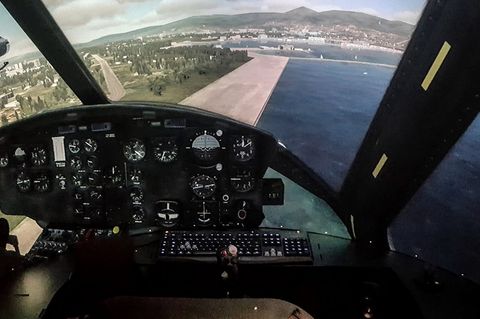 Simpit - die Gamergrube für Simulatorfans  Immersion ist der heilige Gral der Computerspieler. Nicht vor dem Monitor hockend einen Helikopter oder ein Raumschiff steuern, sondern gefühlt tatsächlich im Cockpit sitzen. Zwei Möglichkeiten bieten sich da an: VR-Brillen von Oculus und HTC. Oder der Simpit von Simpit-Technologies aus Neuseeland. Der Simpit ist eine Leinwand, die den Spieler je nach Modell 180 oder 270 Grad umgibt. Das Bild des Spiels strahlen drei Full-HD-Projektoren auf eine spezielle Leinwand, die auch Schwarztöne hervorheben kann. Der Spieler thront in der Mitte und ist im Wortsinn von der Simulation umgeben. Mehr Mittendrin geht nicht. Mehr Kosten allerdings auch nicht. Für das günstigste Modell  werden umgerechnet 800 Euro verlangt, wobei die Projektoren noch hinzu kommen. Für die 270-Grad-Variante werden rund 2000 Euro aufgerufen - ebenfalls ohne Projektoren. Außerdem: Solche Auflösungen schaffen nur hochgezüchtete Gaming-PC ab 2000 Euro aufwärts. Sollte das Konto danach noch nicht leergeräumt sein, empfehlen wir als passenden Joystick samt Schubhebel den Thrustmaster Warthog für rund 400 Euro und die passenden Seitenruderpedale MFG Crosswind für gut 300 Euro. 