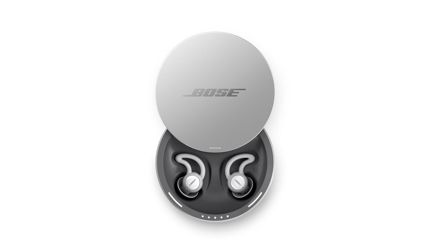 Die Sleepbuds von Bose  Da möchte man einschlafen und der Partner schnarcht, die Nachbarn poltern oder die Frösche am Teich quaken um die Wette. Hat man sich erst einmal auf so ein Störsignal eingeschossen, dann ist es nahezu unmöglich es zu ignorieren. Dieses eine Geräusch bringt einen vielleicht nicht gleich um den Verstand, aber sicher um den Schlaf. Kopfhörer-Experte Bose bietet für solche Momente die In-Ear-Kopfhörer "Sleepbuds" an, zu deutsch etwa "Schlafkumpel". Die kleinen Knöpfe gibt es in drei Größen, sie sollen den Hörgang dicht abschließen und etwaige "Lärmreste" mit beruhigenden Klängen übertönen. Nach Angaben von Bose, ließen sich damit vor allem Stimmen gut überdecken. Für 270 Euro sollte man das aber auch von den Hightech-Ohrstöpseln auch erwarten können.