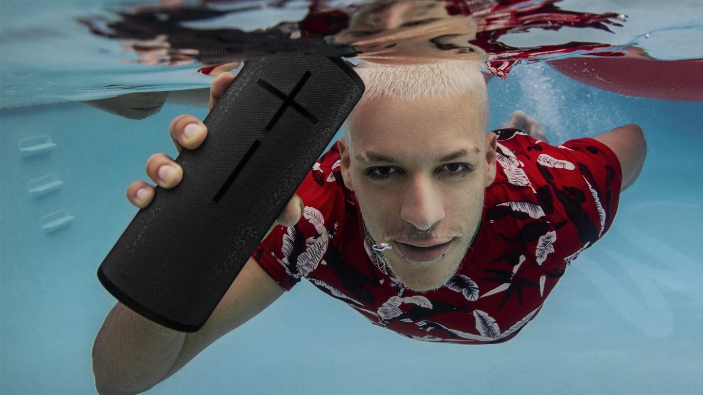 Ultimate Ears Megaboom 3  Der Name ist beim "Megaboom" Programm. Rundum haut der Bluetooth-Lautsprecher Musik mit wirklich satten Bässen raus. Der knapp ein Kilo schwere Zylinder ist eine Art mobile Partyzentrale: Zwei Bluethooth-Geräte können sich gleichzeitig mit ihm koppeln. Praktisch, wenn man sich das Auflegen am Abend mit jemandem teilen möchte. Theoretisch ließen sic bis zu 150 "Booms" zusammenschalten und so auch größere Locations randlos mit Musik auskleiden. Der Megaboom ist dabei ein harter Partygänger: Er ist wasserdicht, verträgt Stürze und kann schwimmen! Nach 20 Stunden ist Schluss mit lustig, so lange hält der Akku. Preis: 199 Euro