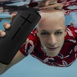 Ultimate Ears Megaboom 3  Der Name ist beim "Megaboom" Programm. Rundum haut der Bluetooth-Lautsprecher Musik mit wirklich satten Bässen raus. Der knapp ein Kilo schwere Zylinder ist eine Art mobile Partyzentrale: Zwei Bluethooth-Geräte können sich gleichzeitig mit ihm koppeln. Praktisch, wenn man sich das Auflegen am Abend mit jemandem teilen möchte. Theoretisch ließen sic bis zu 150 "Booms" zusammenschalten und so auch größere Locations randlos mit Musik auskleiden. Der Megaboom ist dabei ein harter Partygänger: Er ist wasserdicht, verträgt Stürze und kann schwimmen! Nach 20 Stunden ist Schluss mit lustig, so lange hält der Akku. Preis: 199 Euro