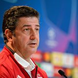 In roter Trainingsjacke sitzt Benfica-Lissabon-Trainer Rui Vitoria auf einem Podium und beantwortet Fragen