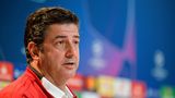 In roter Trainingsjacke sitzt Benfica-Lissabon-Trainer Rui Vitoria auf einem Podium und beantwortet Fragen