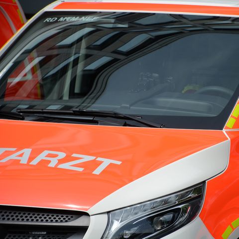 Nachrichten aus Deutschland: Notarztwagen als Symbolfoto für Unfall in Cottbus
