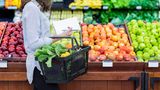 1. Kaufen Sie saisonales Gemüse  Wer Obst und Gemüse der Saison und dann möglichst noch aus der Region kauft, kann Geld sparen. Aber nur so lange wie sie auf den Feldern der Landwirte wachsen. Danach steigen die Preise wieder. Wer Erdbeeren im Winter möchte, sollte sich nicht wundern, dass sie viel kosten. Im Winter kann man beispielsweise auf alle möglichen Kohlarten wie Blumenkohl, Spitzkohl, Rotkohl setzen. Äpfel lassen sich wiederum wunderbar lagern.