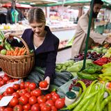 6. Haben Sie keine Angst Lebensmittel zu kaufen, die überreif sind  Wenn Sie für den Winter Tomatensauce einkochen wollen, halten Sie nach Früchten Ausschau, die bereits überreif sind und in vielen Supermärkten vielleicht in den Müll wandern würden. Auch Obst und Gemüse mit braunen Stellen lassen sich wunderbar zu Mus oder Eintöpfen verarbeiten. Meist spart man bei diesen Lebensmittel viel Geld.