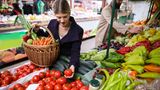 6. Haben Sie keine Angst Lebensmittel zu kaufen, die überreif sind  Wenn Sie für den Winter Tomatensauce einkochen wollen, halten Sie nach Früchten Ausschau, die bereits überreif sind und in vielen Supermärkten vielleicht in den Müll wandern würden. Auch Obst und Gemüse mit braunen Stellen lassen sich wunderbar zu Mus oder Eintöpfen verarbeiten. Meist spart man bei diesen Lebensmittel viel Geld.