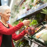 3. Wiegen Sie bereits verpacktes Obst und Gemüse   Zwar sollte bereits verpacktes Obst und Gemüse immer das gleiche Gewicht haben, dennoch gibt es Unterschiede. Wiegen Sie die Lebensmittel deshalb, um das schwerste zu finden, und somit mehr für Ihr Geld zu bekommen.