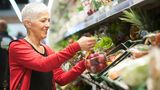 3. Wiegen Sie bereits verpacktes Obst und Gemüse   Zwar sollte bereits verpacktes Obst und Gemüse immer das gleiche Gewicht haben, dennoch gibt es Unterschiede. Wiegen Sie die Lebensmittel deshalb, um das schwerste zu finden, und somit mehr für Ihr Geld zu bekommen.