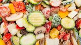 2. Kaufen Sie gefrorenes Obst und Gemüse  Gefrorenes Obst, Beeren und Gemüse sind besser als ihr Ruf. Sie sind gewaschen, küchenfertig zerkleinert und sparen beim Kochen eine Menge Zeit.   Frisches Gemüse muss oft einen langen Weg vom Feld auf unseren Küchentisch zurücklegen - darunter leiden Vitamine und Nährstoffe. In gefrorenen Lebensmitteln halten sich die wichtigen Inhaltsstoffe dagegen besser und sind sozusagen konserviert. Netter Nebeneffekt: TK-Ware kostet oft nur einen Bruchteil der frischen Ware. Vor allem bei Beeren lässt sich ordentlich sparen. 