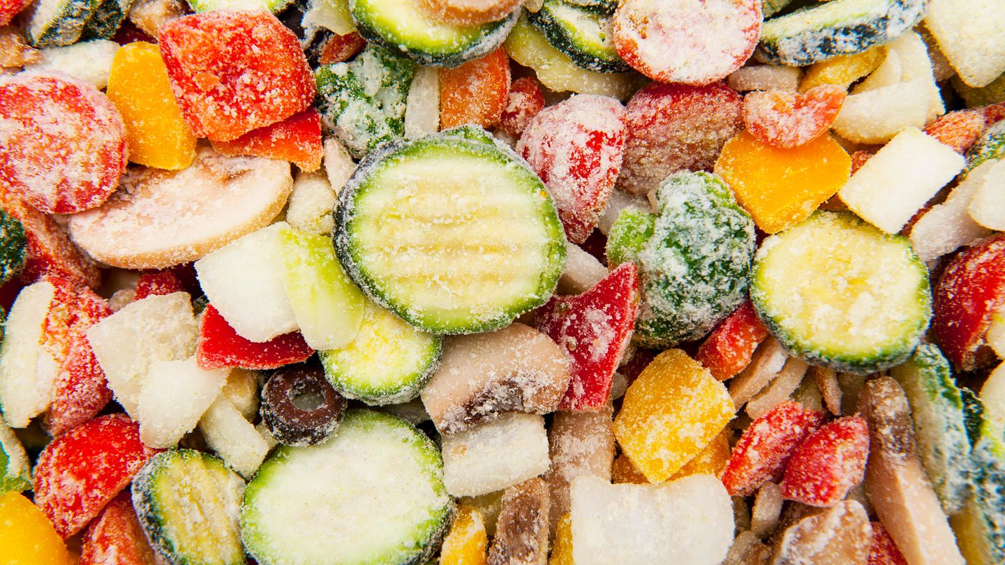 2. Kaufen Sie gefrorenes Obst und Gemüse  Gefrorenes Obst, Beeren und Gemüse sind besser als ihr Ruf. Sie sind gewaschen, küchenfertig zerkleinert und sparen beim Kochen eine Menge Zeit.   Frisches Gemüse muss oft einen langen Weg vom Feld auf unseren Küchentisch zurücklegen - darunter leiden Vitamine und Nährstoffe. In gefrorenen Lebensmitteln halten sich die wichtigen Inhaltsstoffe dagegen besser und sind sozusagen konserviert. Netter Nebeneffekt: TK-Ware kostet oft nur einen Bruchteil der frischen Ware. Vor allem bei Beeren lässt sich ordentlich sparen. 