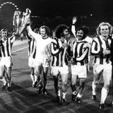 Uli Hoeneß (2.v.r) und Paul Breitner (4.v.r) feiern im Mai 1974 den 4:0-Sieg über Atlético Madrid. 