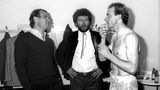 Uli Hoeneß, Paul Breitner und Karl-Heinz Rummenigge (v.l.) nach dem gewonnenen DFB-Pokalfinale 1984