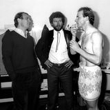 Uli Hoeneß, Paul Breitner und Karl-Heinz Rummenigge (v.l.) nach dem gewonnenen DFB-Pokalfinale 1984