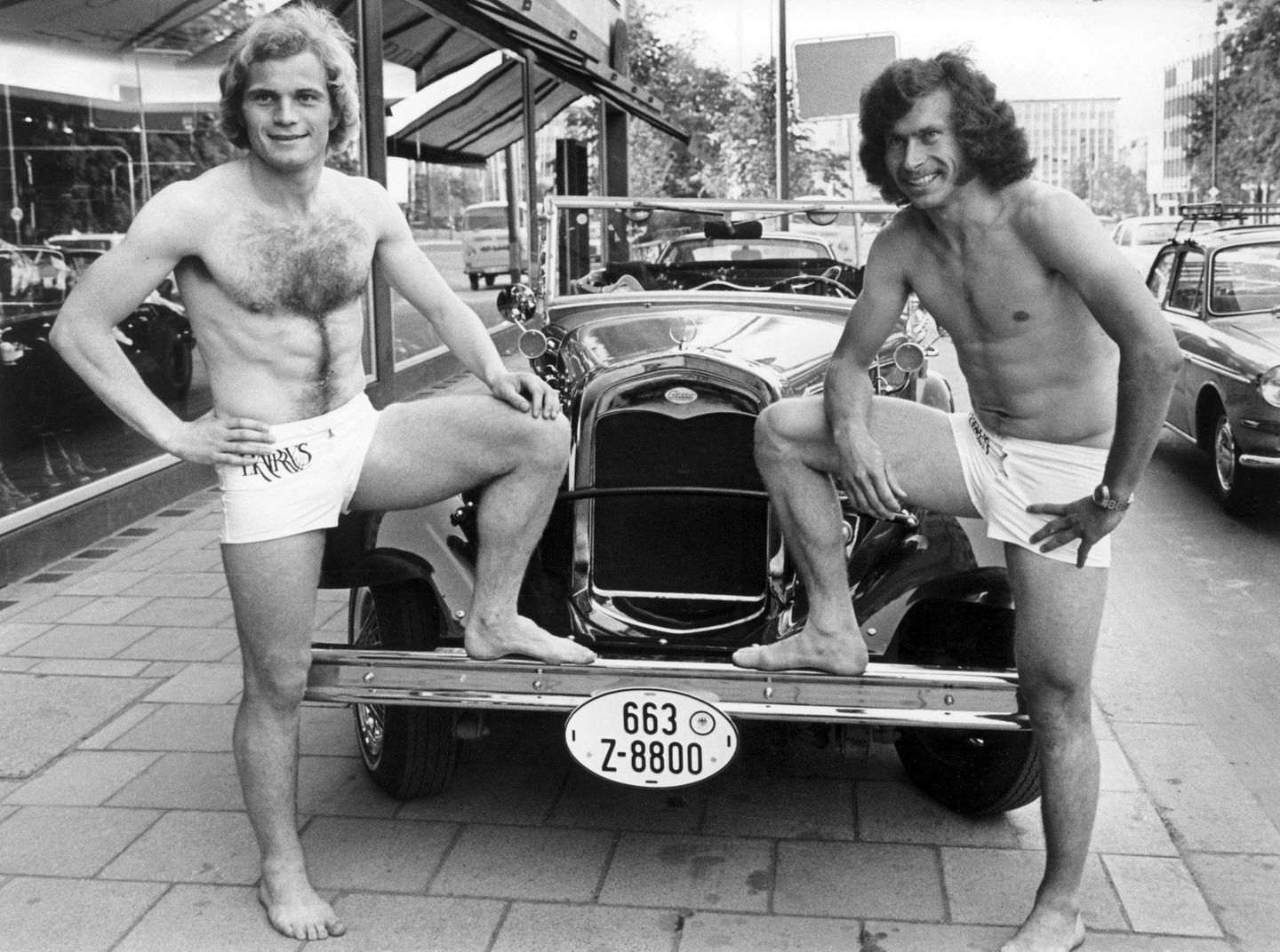 Uli Hoeneß und Paul Breitner in Badehosen 1973 Uli Hoeneß und Paul Breitner in Badehosen 1973