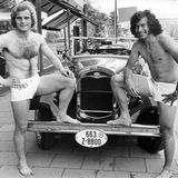 Uli Hoeneß und Paul Breitner in Badehosen 1973