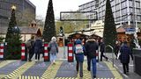 Mobile Metallpoller stehen vor einem Zugang zum Weihnachtsmarkt am Breitscheidplatz