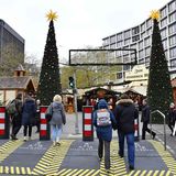 Mobile Metallpoller stehen vor einem Zugang zum Weihnachtsmarkt am Breitscheidplatz