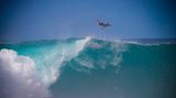 Auch der legendäre Spot Pipeline lief zur Höchstform auf - dort entstehen die spektakulärsten Barrels der Welt - Tom Doslin wählt den Notausstieg