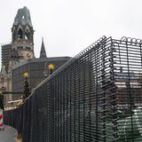 Auch mit Sandsäcken gefüllte Eisenkörbe kommen zum Einsatz