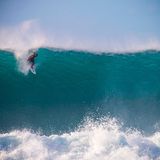 Shaun Briley stürzt sich in ein Pipeline-Monster