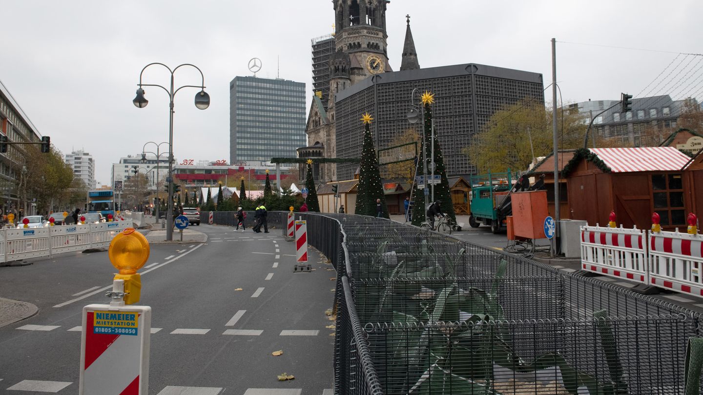 Die Metallkörbe wurden zu einer langen Reihe verschraubt