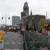 Die Metallkörbe wurden zu einer langen Reihe verschraubt