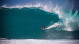 Sieht ganz leicht aus, geht aber alles in Echtzeit ziemlich schnell: Pat Gudauskas rast in Haleiwa vor Oahu eine haushohe Welle hinunter