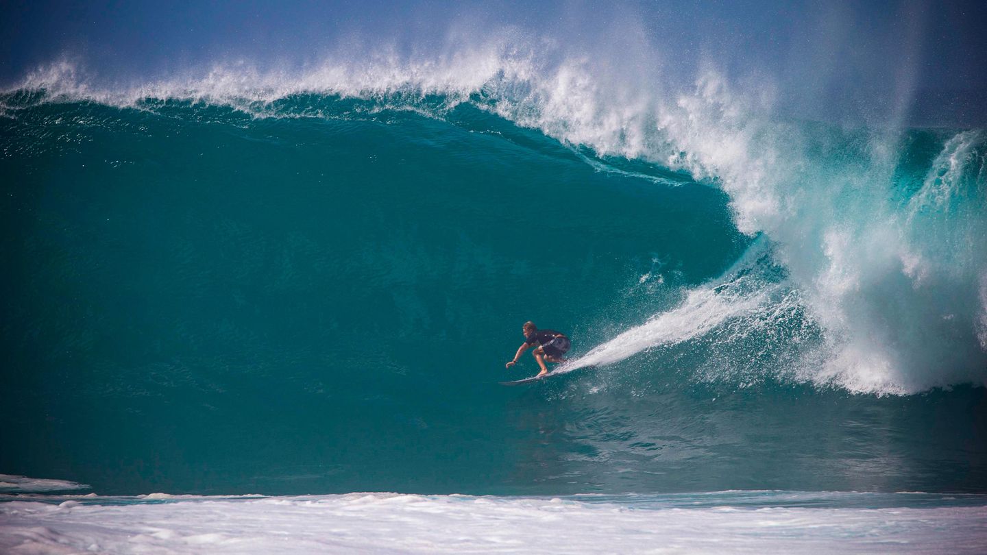 Sieht ganz leicht aus, geht aber alles in Echtzeit ziemlich schnell: Pat Gudauskas rast in Haleiwa vor Oahu eine haushohe Welle hinunter