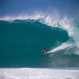 Sieht ganz leicht aus, geht aber alles in Echtzeit ziemlich schnell: Pat Gudauskas rast in Haleiwa vor Oahu eine haushohe Welle hinunter