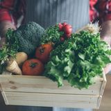 7. Kaufen Sie Obst und Gemüse von Landwirtschaftsvereinigungen  Beispielsweise von der Solidarischen Landwirtschaft. Das ist ein Gemeinschaftshof, dem Sie als Verbraucher eine Abnahmegarantie geben. Sie bezahlen den Bauern im Voraus für Obst und Gemüse und erhalten dann je nach Ernte monatlich kistenweise Obst und Gemüse.